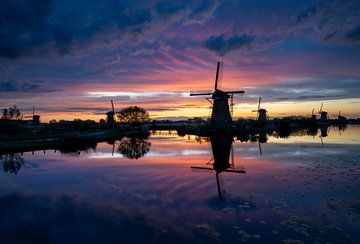 Kinderdijk in het blauwe uur