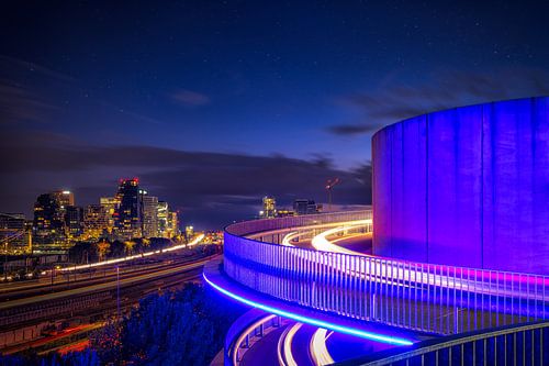 Uitkijken over Amstedam de zuidas met wolken en verkeer in noordholland