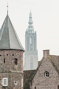 Onze Lieve Vrouwetoren Amersfoort in mist van Amersfoort Fotoprint