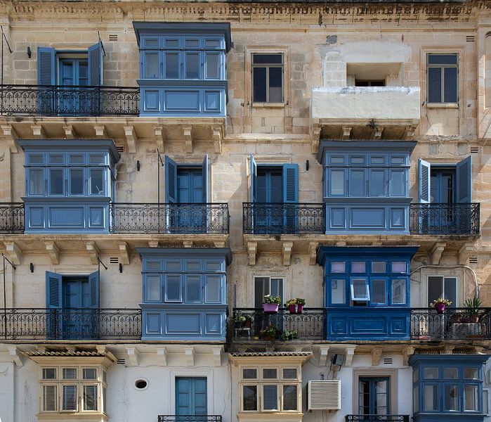 Residential complex in white and blue tones by Anne Ponsen