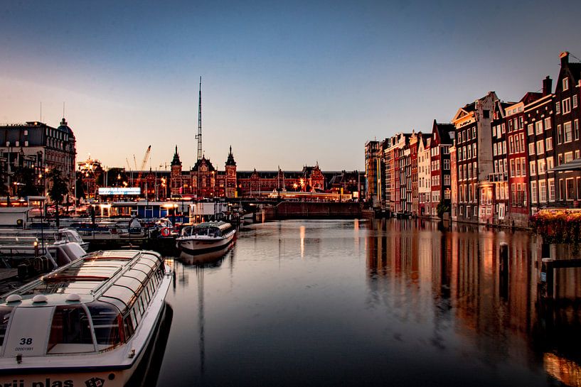 Amsterdam | Damrak, Amsterdam Centraal Station en A'DAM Lookout vanaf Oudebrugsteeg van Mark Zoet