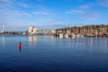 Gezicht op de historische haven van Flensburg met enkele schepen van MPfoto71