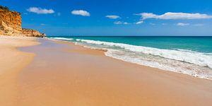 Zandstrand aan de Algarve in Portugal van Werner Dieterich