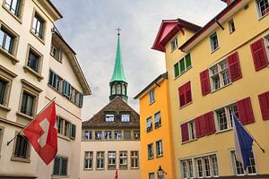 Stadsgezicht Zurich met kerktoren von Dennis van de Water