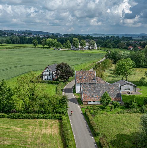 Fietser op de Zuid-Limburgse heuvels bij Epen