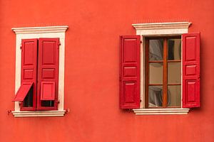 Fenêtres avec volets rouges