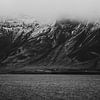 Besneeuwde bergtoppen en stormachtige wolken - IJsland van Holly Klein Oonk