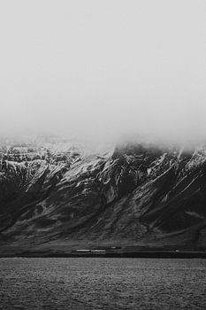Schneebedeckte Gipfel und stürmische Wolken - Island