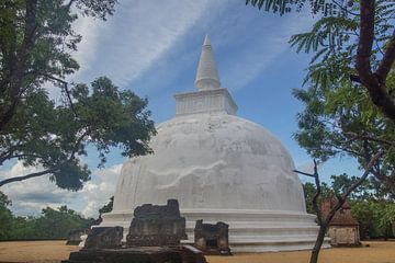 Witte tempel in Polonnaruwa Sri Lanka van Marilyn Bakker