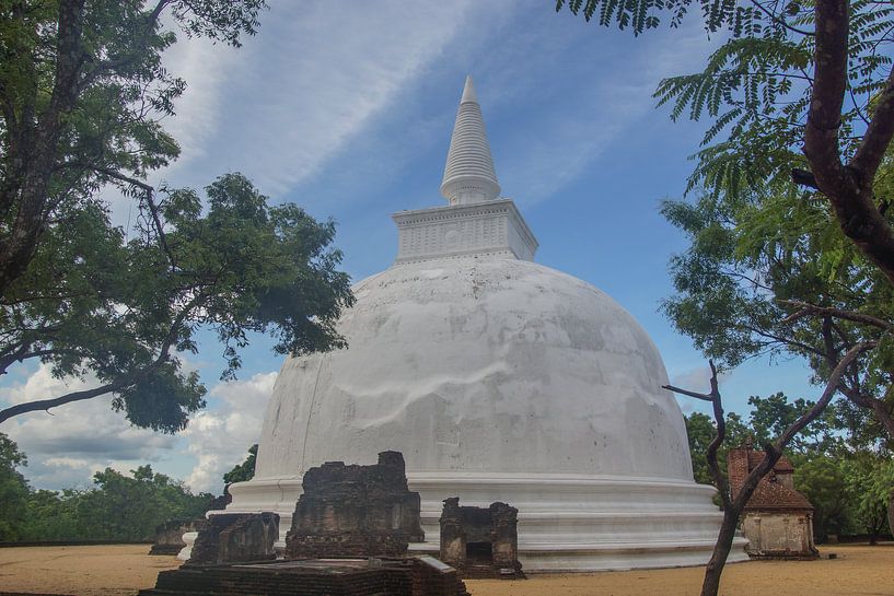 Witte tempel in Polonnaruwa Sri Lanka von Marilyn Bakker
