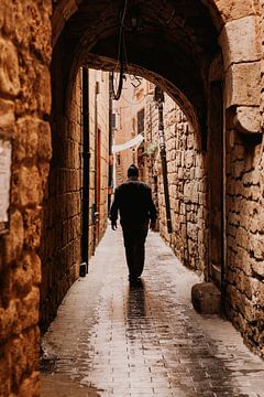 Man loopt door de oude straten van Sidon, Libanon van Moniek Kuipers