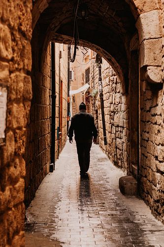 Man loopt door de oude straten van Sidon, Libanon