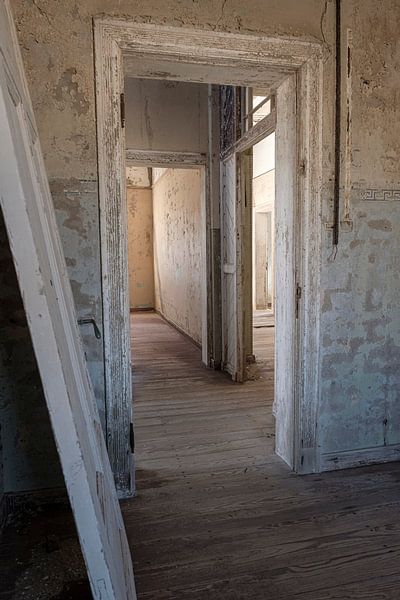 Tür in verlassenem Haus von Marco Verstraaten
