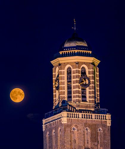 Volle supermaan met de Peperbuskerktoren in Zwolle