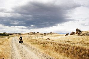 Cyclist on the Otago Central Rail Trail van Eddo Kloosterman