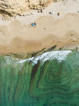 Motifs dans l'eau à Praia das Cabanas Velhas, dans la région de l'Algarve, au Portugal. sur David Gorlitz