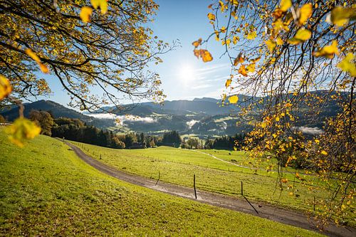 Herfst in Oberstaufen met uitzicht op de bergen Staufen en Hochgrat