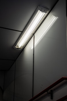 une lampe fluorescente