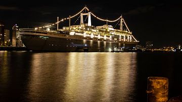 SS Rotterdam bij nacht 16:9 van Edwin Muller