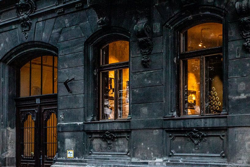 dunkles Haus mit gelb beleuchteten Fenstern von Eric van Nieuwland