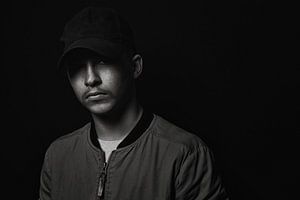 portrait très contrasté d'un jeune artiste hip-hop