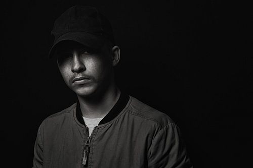 contrastrijk portret van een jonge hip-hop artiest