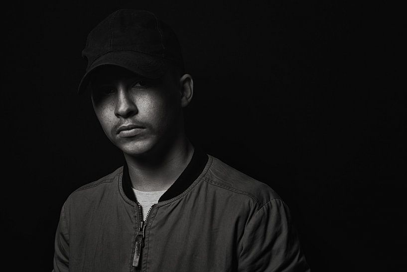 portrait très contrasté d&#039;un jeune artiste hip-hop par Besa Art