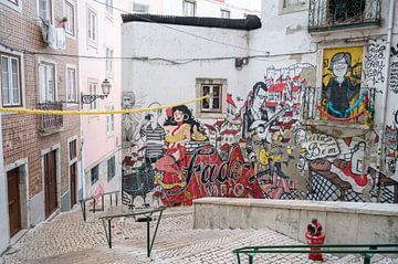 Bekende Fado Vadio graffiti in Alfama, Lissabon Portugal. van Christa Stroo fotografie