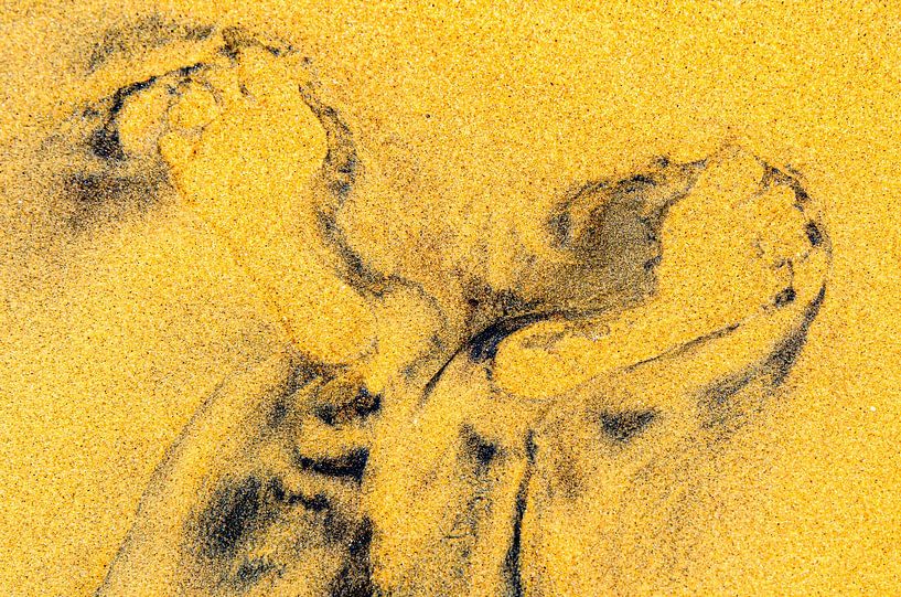 abstracte voetafdrukken in het zand op het strand van Dieter Walther