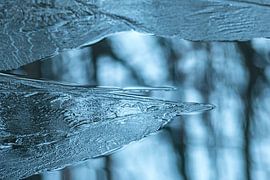 IJsstructuren op winters water by Anneriek de Jong