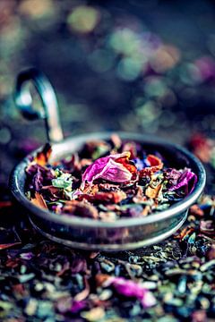 Theemelange - kleurrijke bloemen in metalen kom van Sabine Schemken