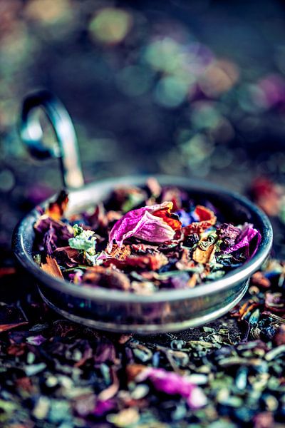 Teemischung – bunte Blüten in Metallschale von Sabine Schemken