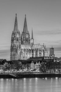 Der Kölner Dom am Abend schwarz-weiß