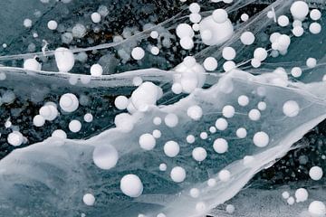 Lucht- en methaanbellen in het ijs van het Baikalmeer van Michèle Huge