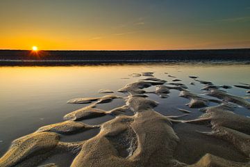 Zeewater achtergebleven in het zand van peterheinspictures