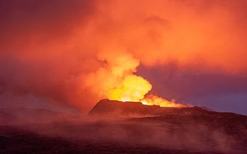 Fagradalsfjall vulkaan spuwend in de nacht van Ton van den Boogaard