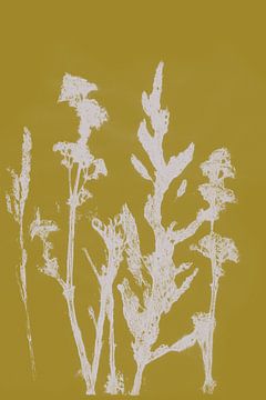 Wabi-Sabi Botanisch: Gedrukte weidebloemen op geel. van Dina Dankers