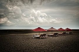 Verlaten ligstoelen onder een dreigende hemel