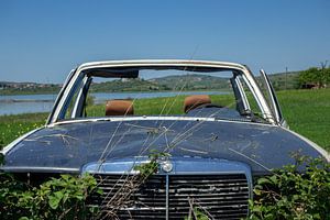 Voiture abandonnée en Albanie sur Adelheid Smitt