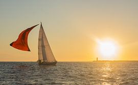 Sich näherndes Boot im Hafen von IJmuiden von Harm-Jan Tamminga