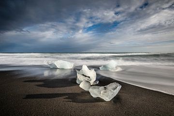 IJsschotsen op Diamond Beach - IJsland van Erwin Maassen van den Brink