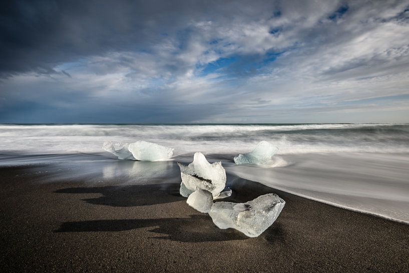 IJsschotsen op Diamond Beach - IJsland van Erwin Maassen van den Brink