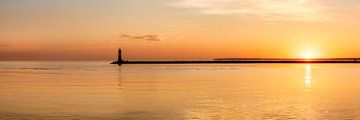 Vuurtoren zonsopgang haven Warnemünde van Voss fotografie