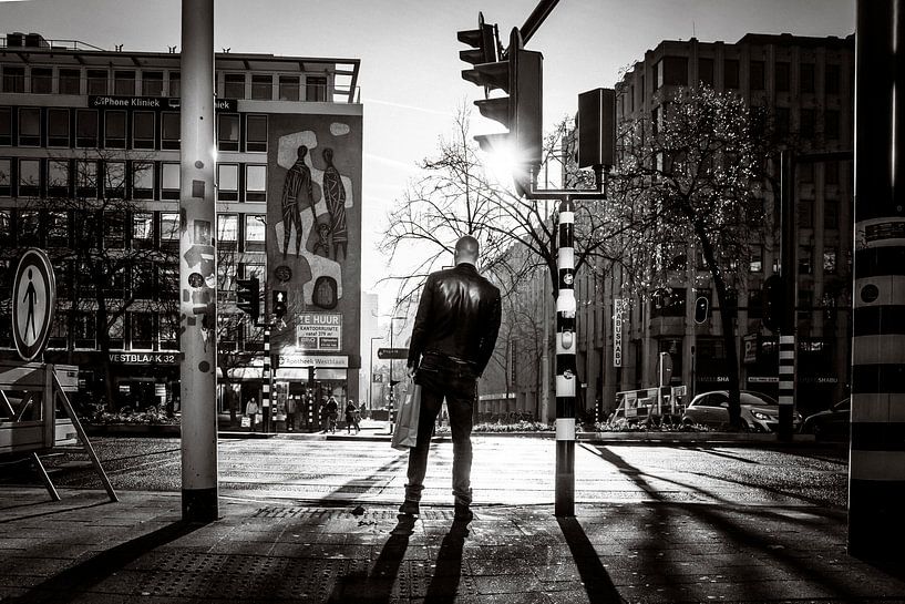 Wachten in zonnig Rotterdam van Marco Bollaart