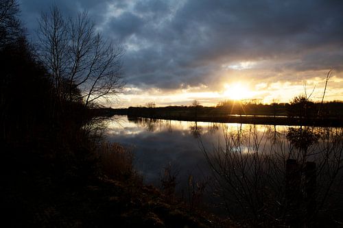 Schemering met zonsondergang op de Ems