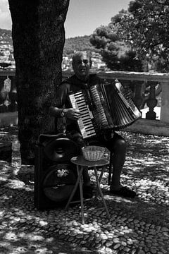 Ein Mann spielt Akkordeon | Nizza | Frankreich Reisefotografie von Dohi Media