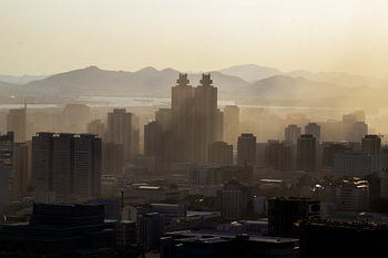 Zonsondergang smog Pyongyang