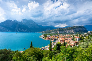 Panoramablick auf Torbole sul Garda, Gardasee