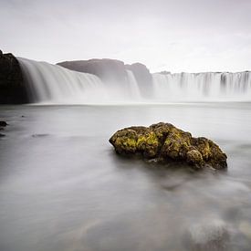 Godafoss waterval in IJsland van Tim Emmerzaal