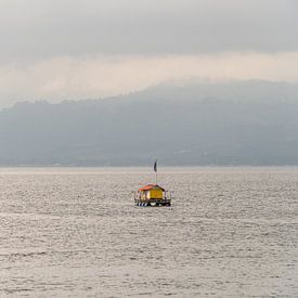 Drijvend vissershuis in de baai van Ambon, Molukken, Indonesië van Zero Ten Studio